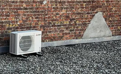 Een airco buitenunit op een plat dak