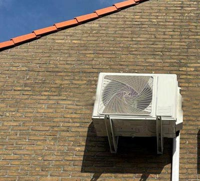 Airconditioner buitenunit aan de zijgevel