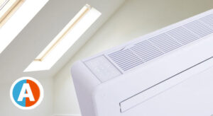 Airco zonder buitenunit bij een kamer onder een hellend dak